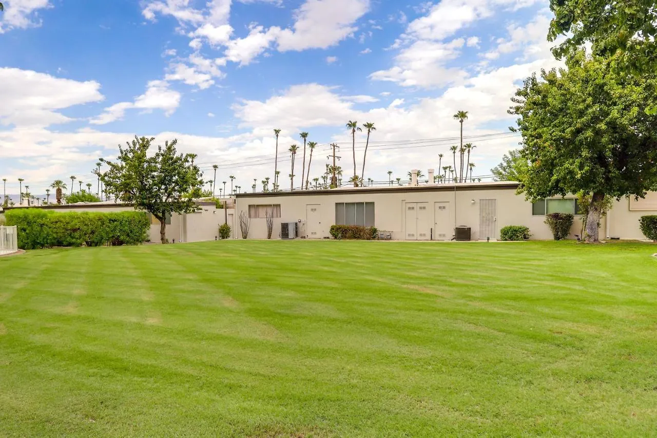 Palm Springs Condo With 2 Community Heated Pools!